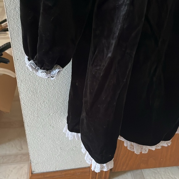 5/20🔴 Black Velvet and WhiteGirls Dress Sz 6 Lace Flowers accent Long sleeves. - Picture 4 of 9